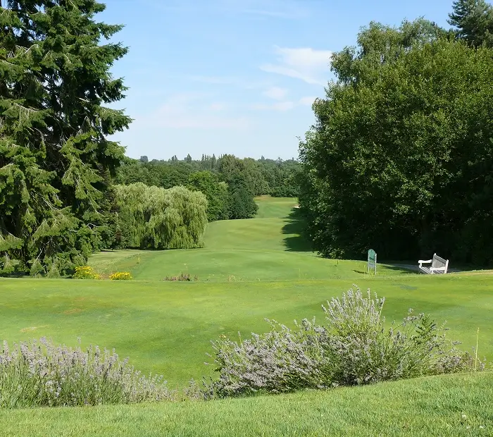 Weitläufiger Golfplatz mit Blick über die Landschaft